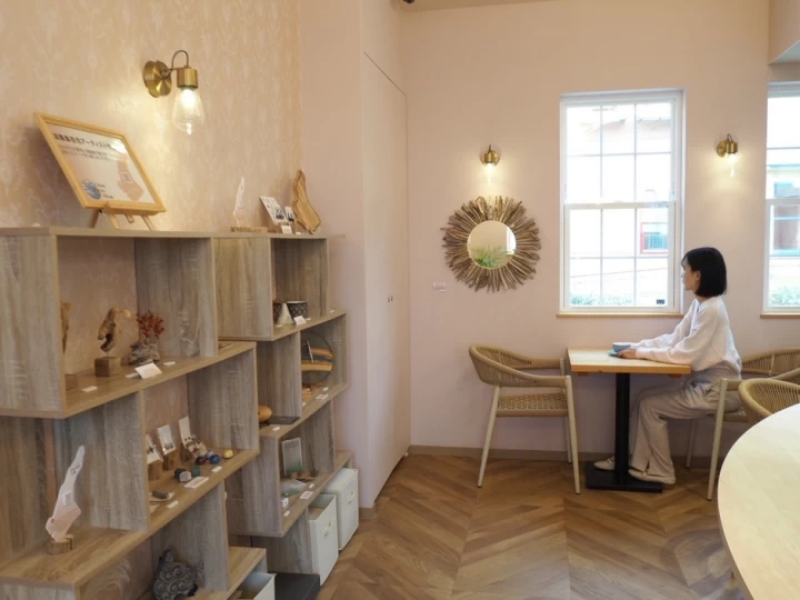 海とアートに包まれた優雅なカフェタイム